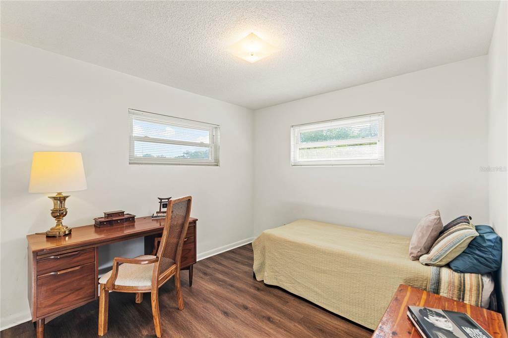 Под контрактом: $565,000 (4 спален, 2 ванн, 1772 Квадратных фут)