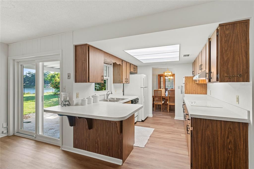 Под контрактом: $565,000 (4 спален, 2 ванн, 1772 Квадратных фут)