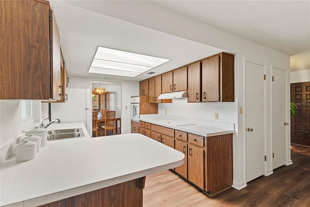 Под контрактом: $565,000 (4 спален, 2 ванн, 1772 Квадратных фут)