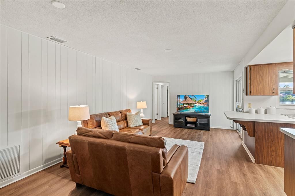 Под контрактом: $565,000 (4 спален, 2 ванн, 1772 Квадратных фут)