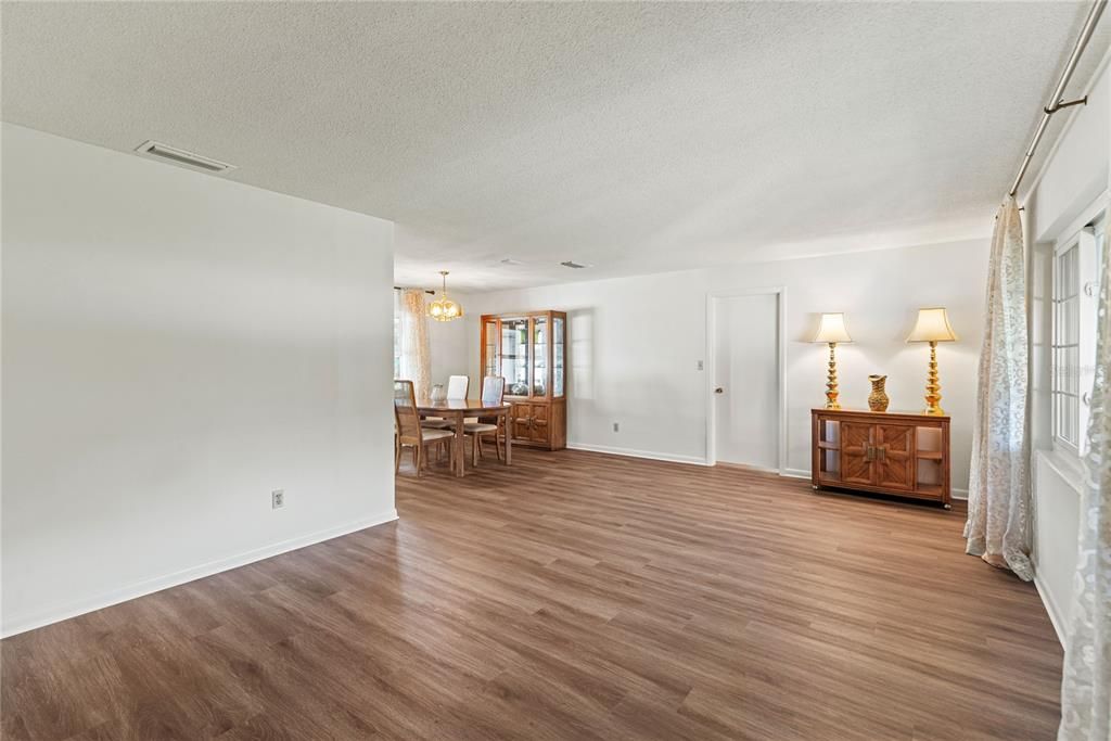 Под контрактом: $565,000 (4 спален, 2 ванн, 1772 Квадратных фут)