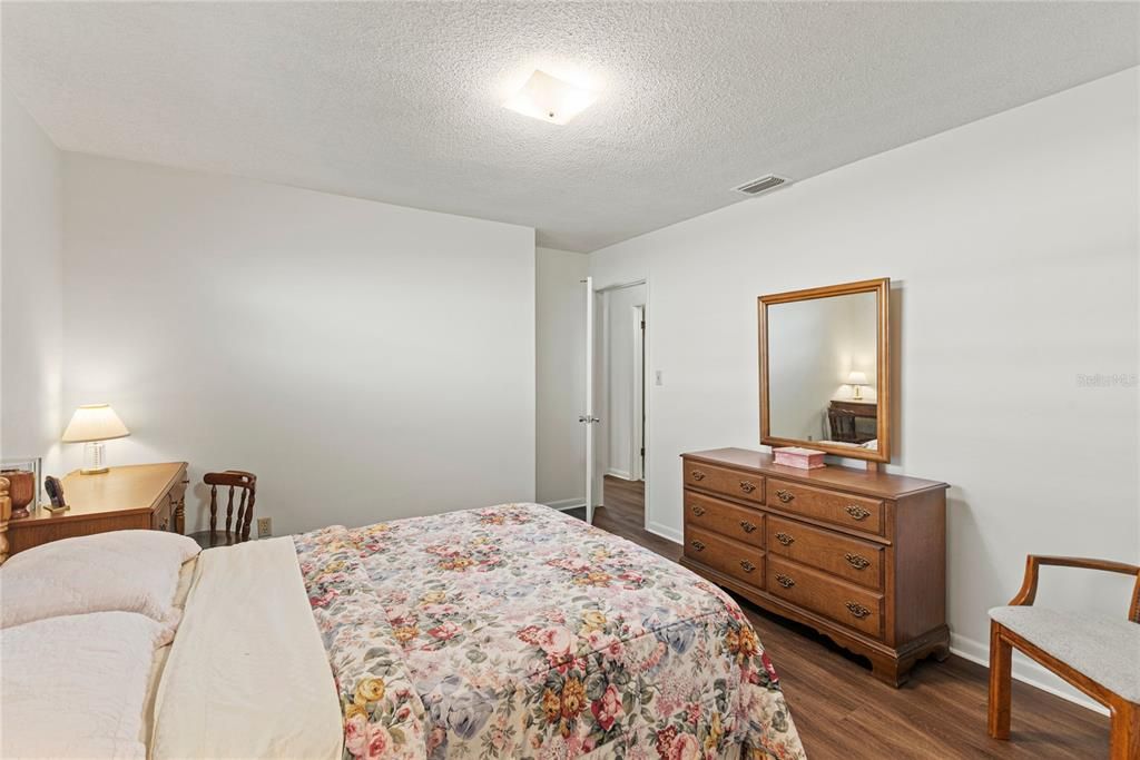 Под контрактом: $565,000 (4 спален, 2 ванн, 1772 Квадратных фут)