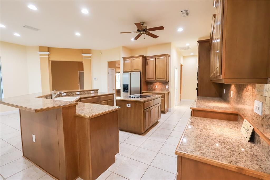 En Venta: $675,000 (3 camas, 2 baños, 3725 Pies cuadrados)