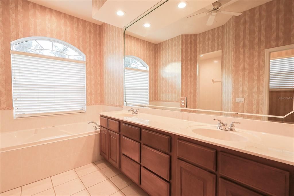 En Venta: $675,000 (3 camas, 2 baños, 3725 Pies cuadrados)