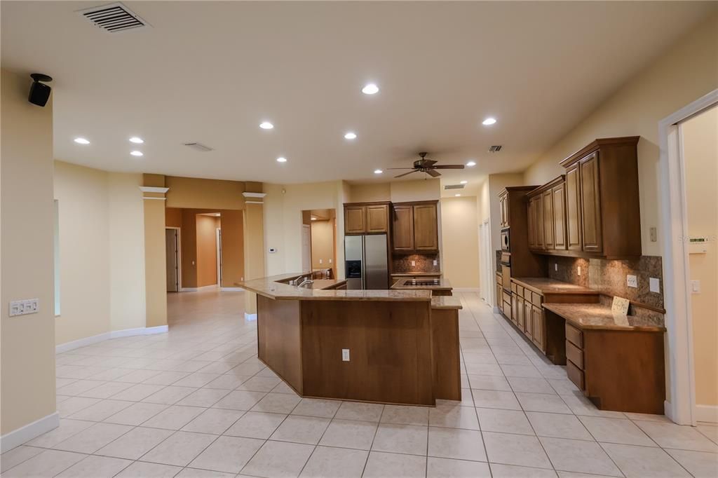 En Venta: $675,000 (3 camas, 2 baños, 3725 Pies cuadrados)