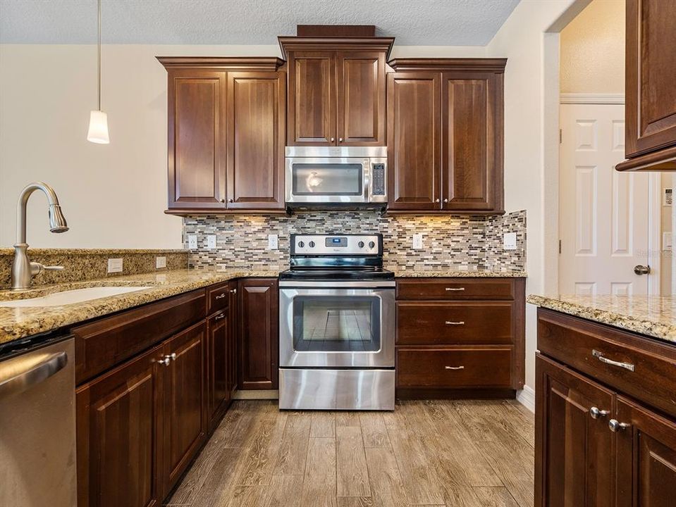 En Venta: $418,000 (4 camas, 2 baños, 1666 Pies cuadrados)