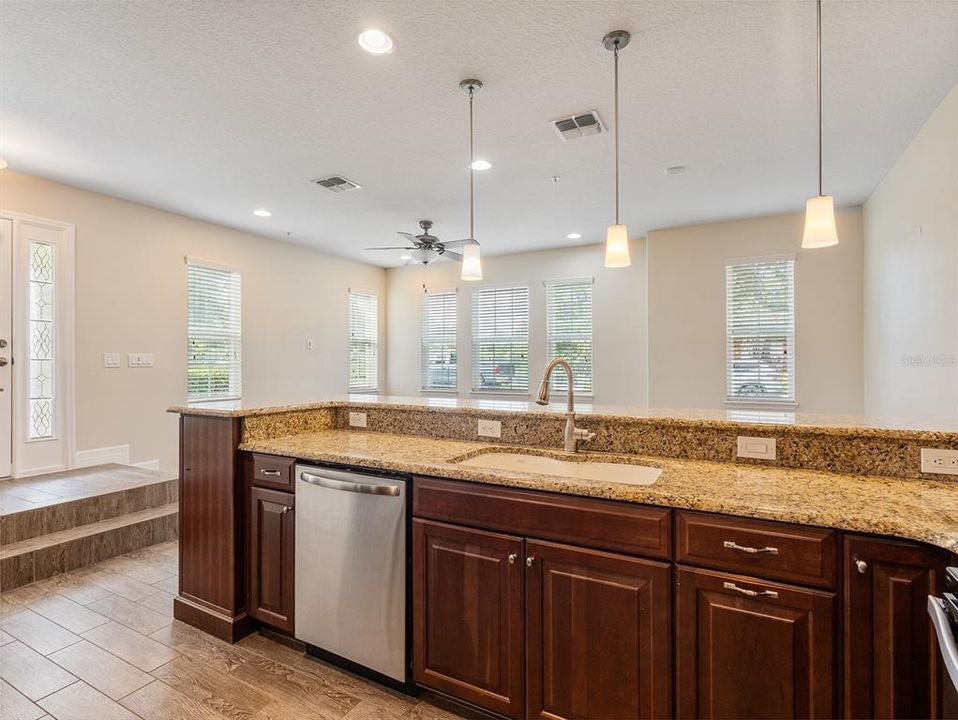 En Venta: $418,000 (4 camas, 2 baños, 1666 Pies cuadrados)