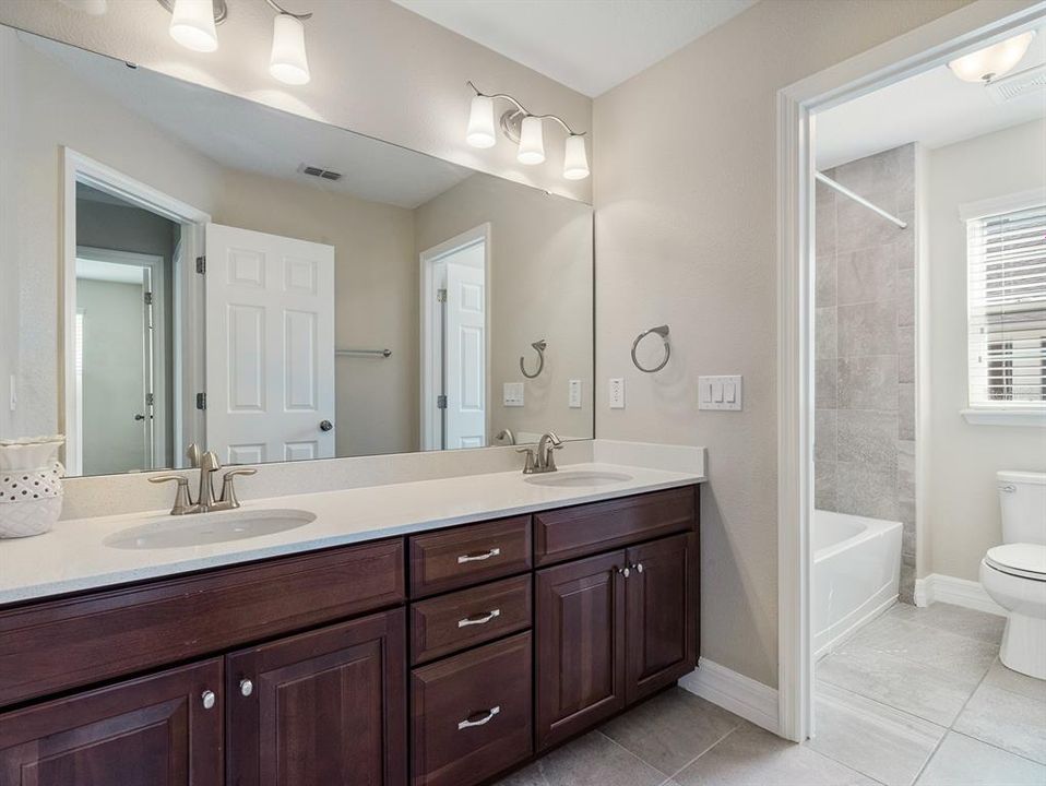 En Venta: $418,000 (4 camas, 2 baños, 1666 Pies cuadrados)