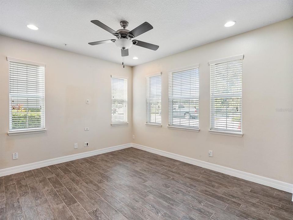 En Venta: $418,000 (4 camas, 2 baños, 1666 Pies cuadrados)