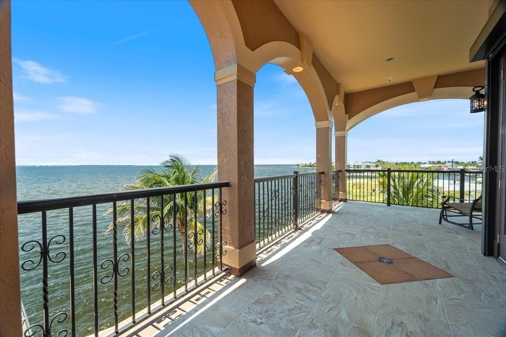 For Sale: $3,500,000 (6 beds, 7 baths, 5590 Square Feet)