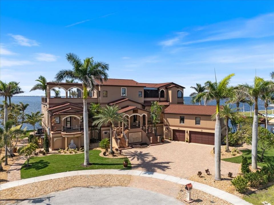 For Sale: $3,500,000 (6 beds, 7 baths, 5590 Square Feet)