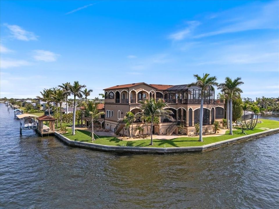 For Sale: $3,500,000 (6 beds, 7 baths, 5590 Square Feet)