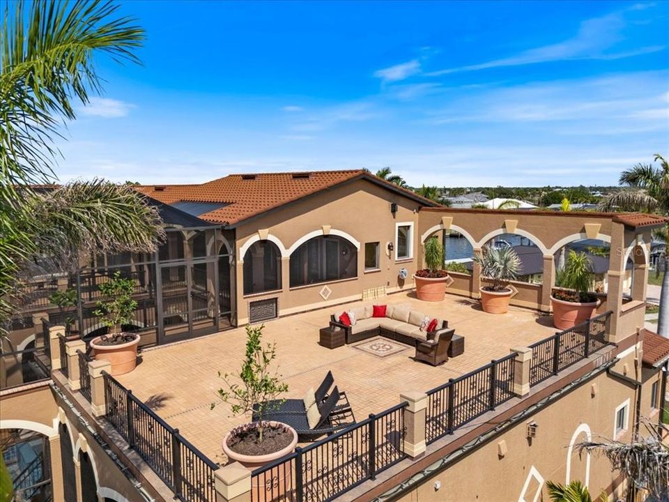 For Sale: $3,500,000 (6 beds, 7 baths, 5590 Square Feet)