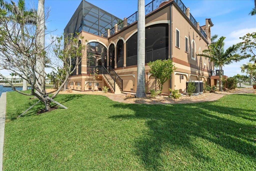 For Sale: $3,500,000 (6 beds, 7 baths, 5590 Square Feet)