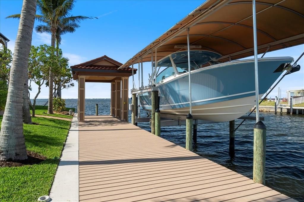 For Sale: $3,500,000 (6 beds, 7 baths, 5590 Square Feet)