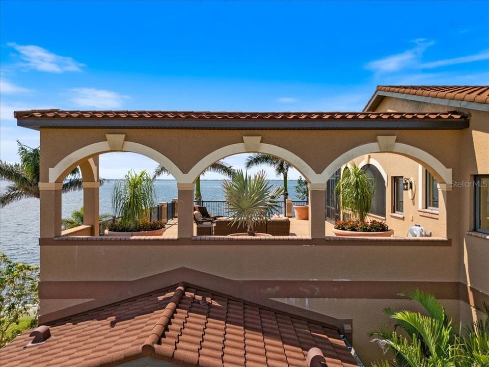 For Sale: $3,500,000 (6 beds, 7 baths, 5590 Square Feet)