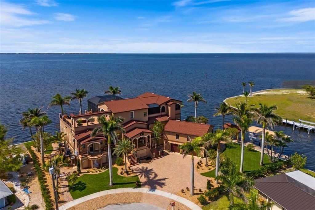 For Sale: $3,500,000 (6 beds, 7 baths, 5590 Square Feet)