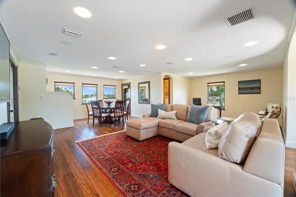 For Sale: $3,500,000 (6 beds, 7 baths, 5590 Square Feet)