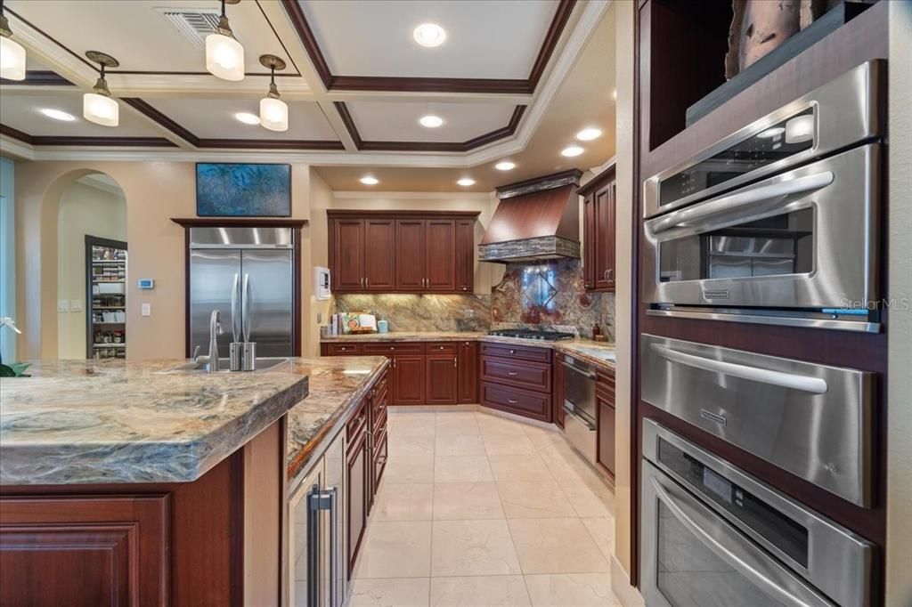 For Sale: $3,500,000 (6 beds, 7 baths, 5590 Square Feet)