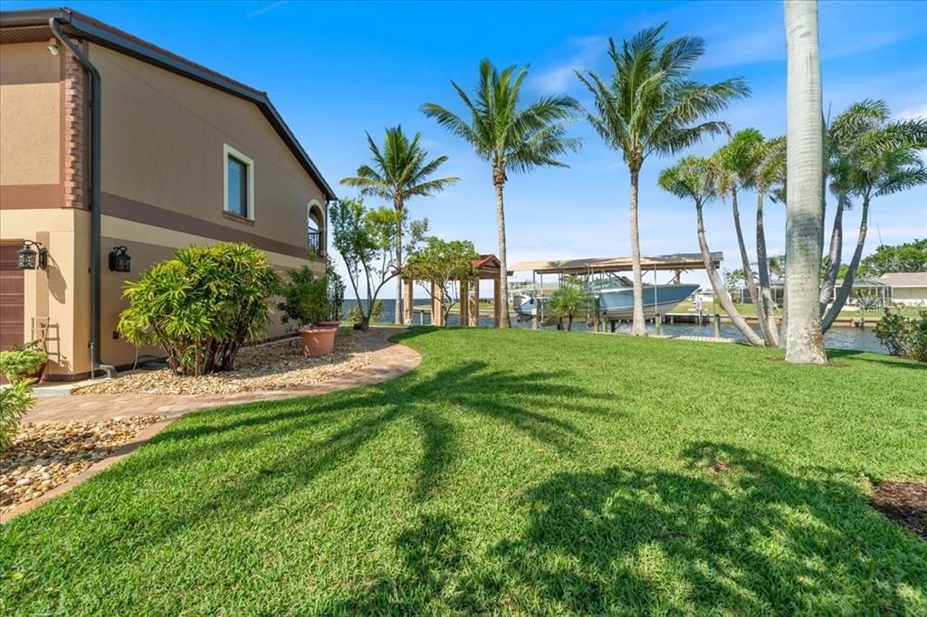 For Sale: $3,500,000 (6 beds, 7 baths, 5590 Square Feet)