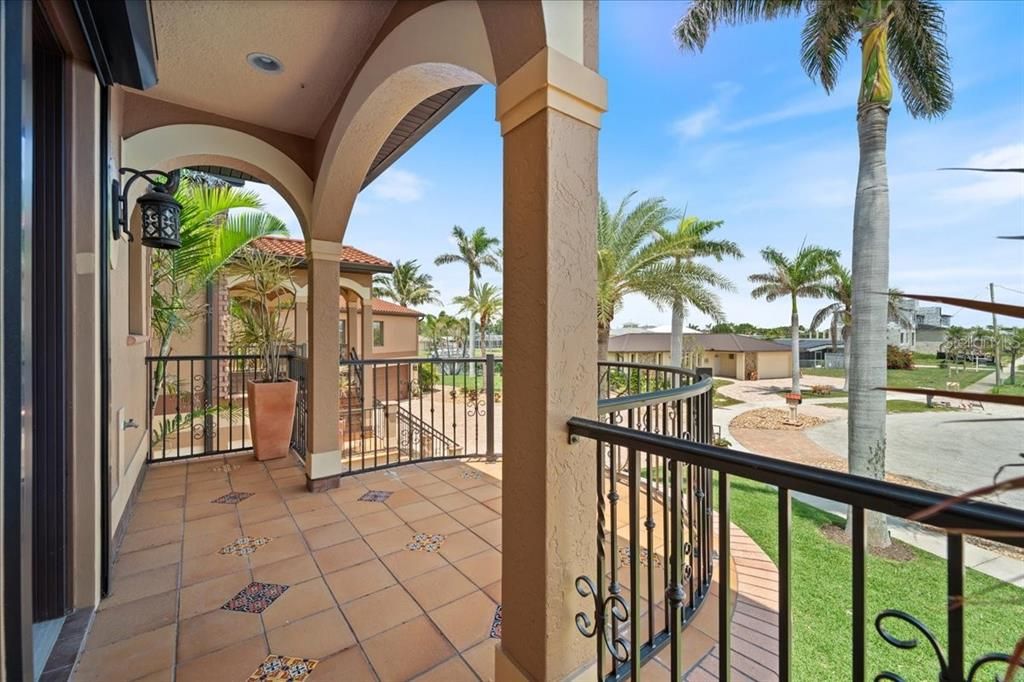 For Sale: $3,500,000 (6 beds, 7 baths, 5590 Square Feet)