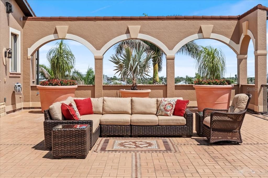 For Sale: $3,500,000 (6 beds, 7 baths, 5590 Square Feet)