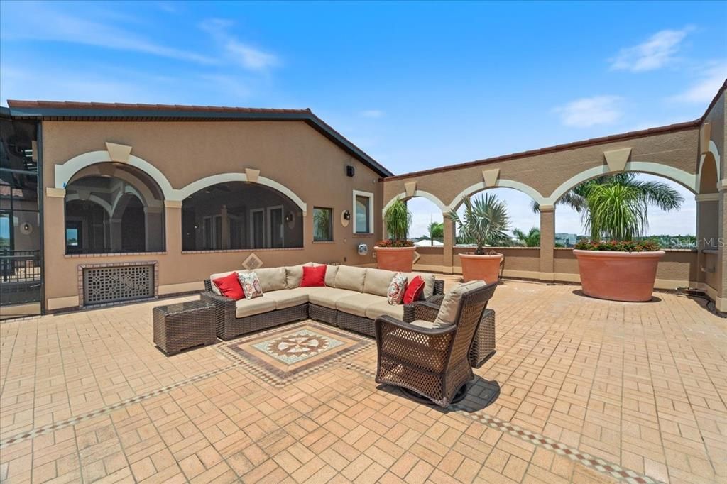 For Sale: $3,500,000 (6 beds, 7 baths, 5590 Square Feet)