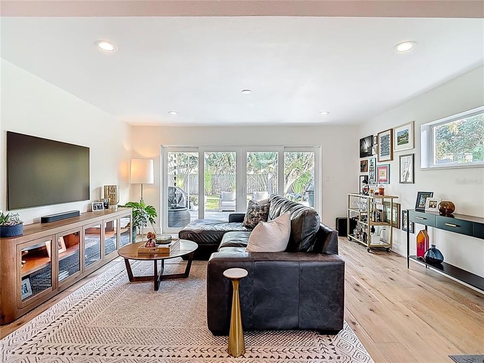 Под контрактом: $5,500 (3 спален, 2 ванн, 2378 Квадратных фут)