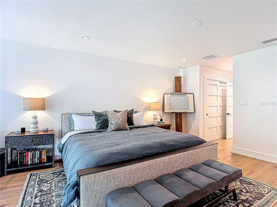 Под контрактом: $5,500 (3 спален, 2 ванн, 2378 Квадратных фут)