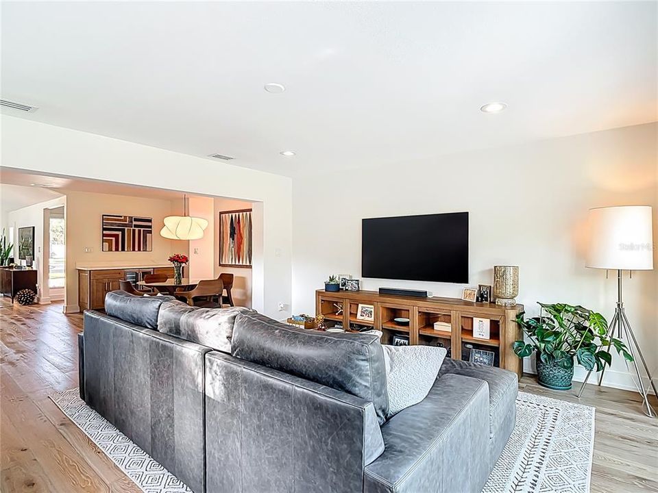 Под контрактом: $5,500 (3 спален, 2 ванн, 2378 Квадратных фут)