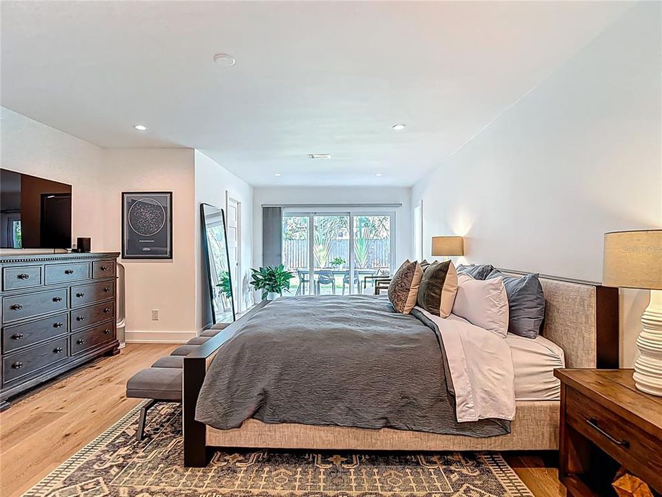 Под контрактом: $5,500 (3 спален, 2 ванн, 2378 Квадратных фут)