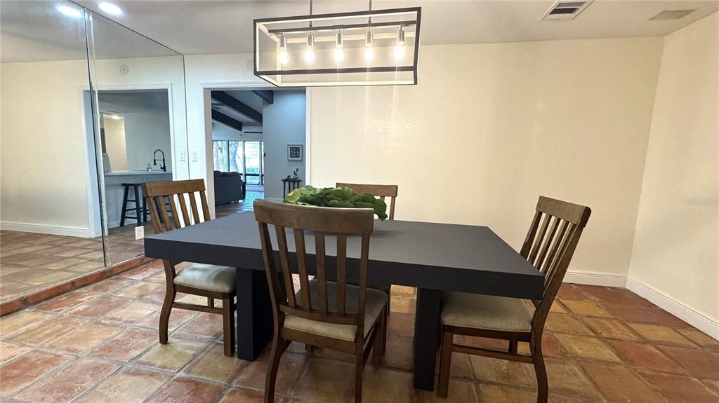 Activo con contrato: $3,600 (3 camas, 2 baños, 2137 Pies cuadrados)