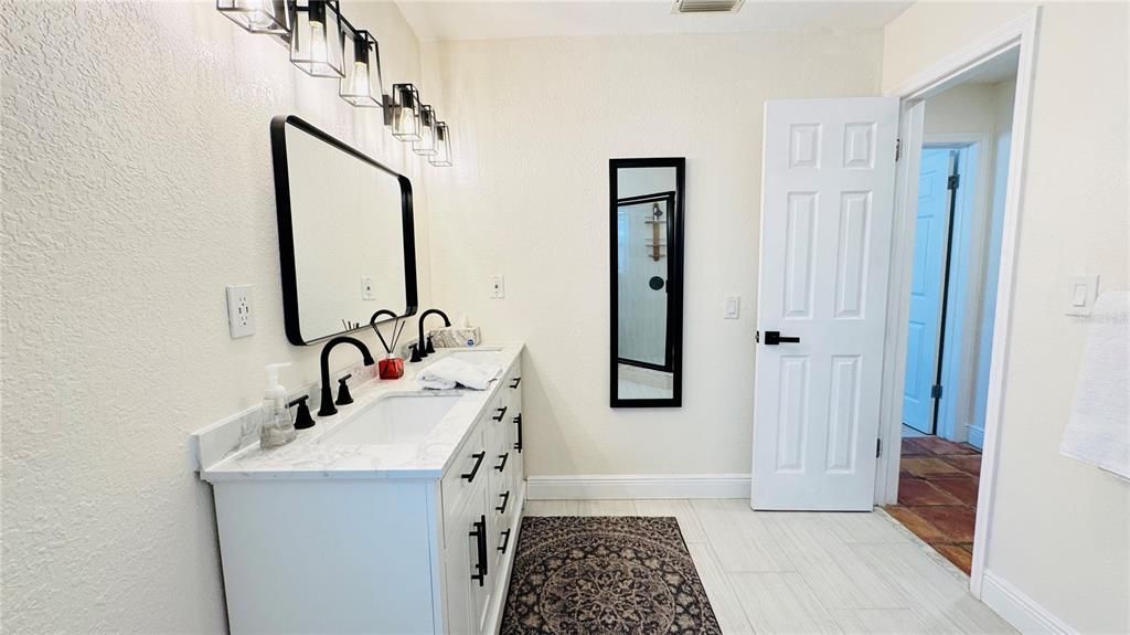 Activo con contrato: $3,600 (3 camas, 2 baños, 2137 Pies cuadrados)