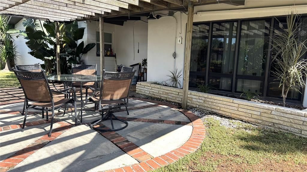 Activo con contrato: $3,600 (3 camas, 2 baños, 2137 Pies cuadrados)