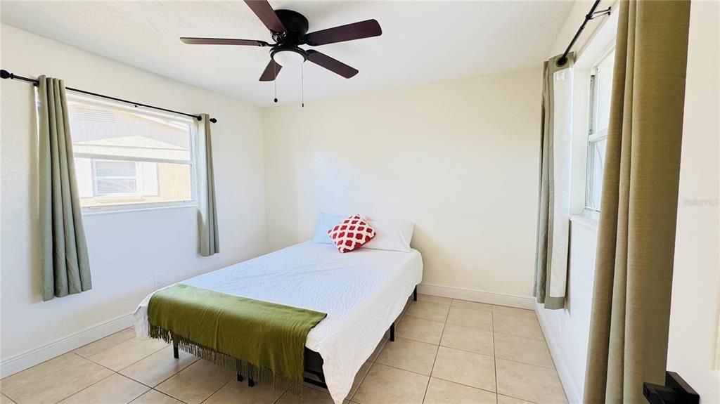 Activo con contrato: $3,600 (3 camas, 2 baños, 2137 Pies cuadrados)