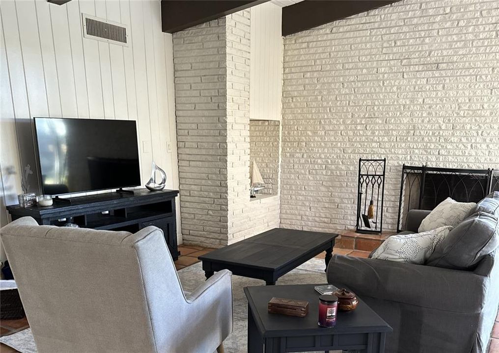 Activo con contrato: $3,600 (3 camas, 2 baños, 2137 Pies cuadrados)