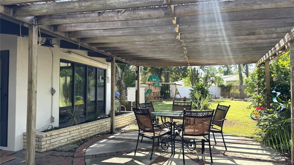 Activo con contrato: $3,600 (3 camas, 2 baños, 2137 Pies cuadrados)