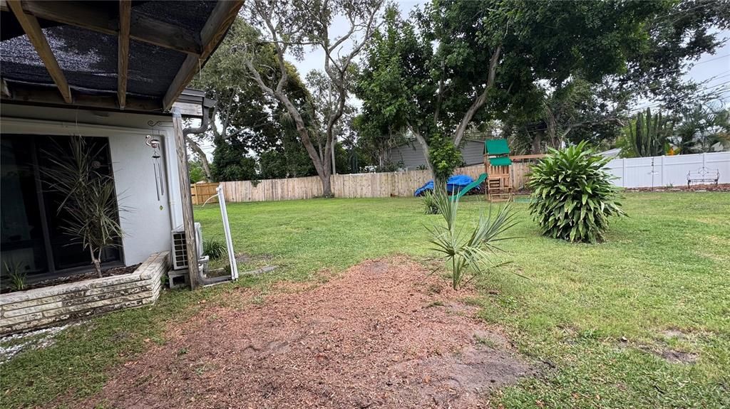 Activo con contrato: $3,600 (3 camas, 2 baños, 2137 Pies cuadrados)