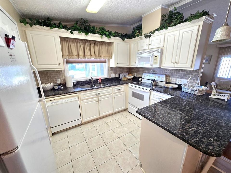 For Rent: $2,350 (2 beds, 2 baths, 864 Square Feet)