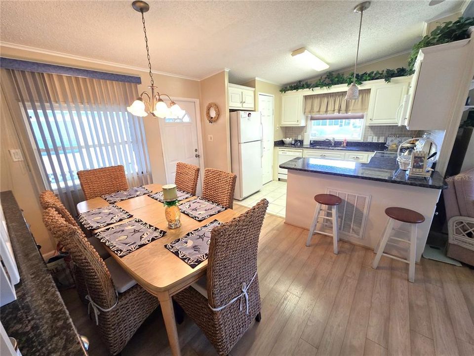 For Rent: $2,350 (2 beds, 2 baths, 864 Square Feet)