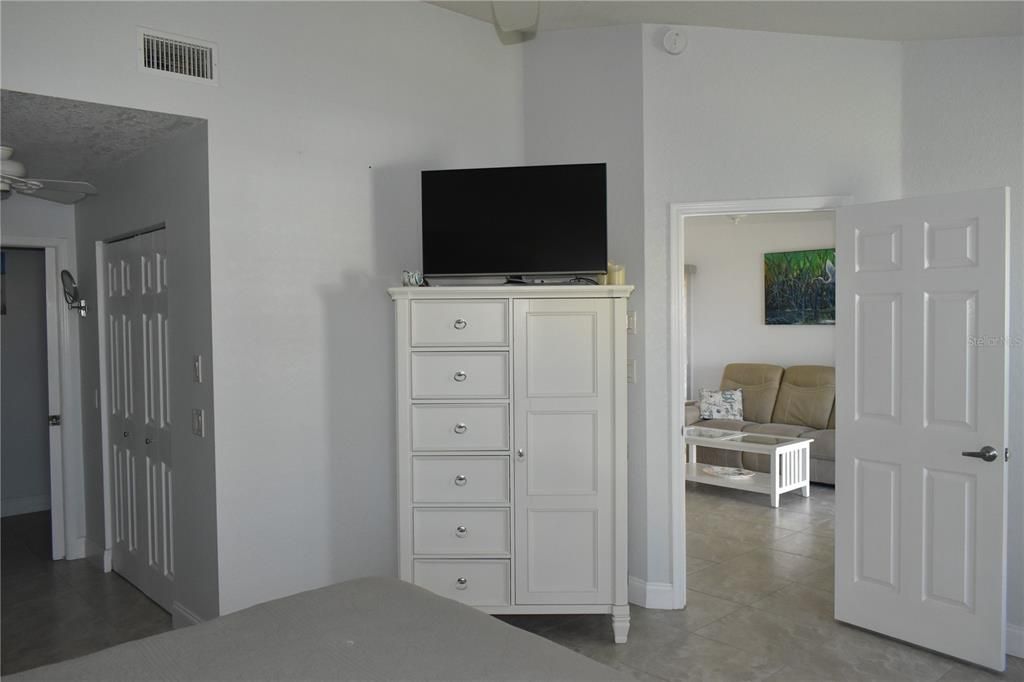 Active With Contract: $279,900 (2 beds, 2 baths, 1183 Square Feet)