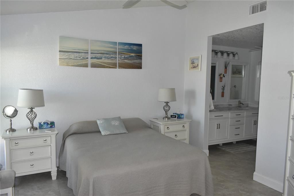 Active With Contract: $279,900 (2 beds, 2 baths, 1183 Square Feet)