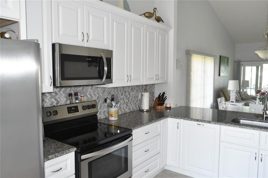 Active With Contract: $279,900 (2 beds, 2 baths, 1183 Square Feet)