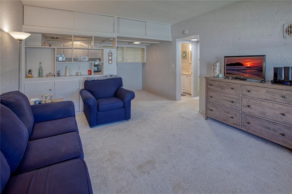 For Sale: $79,900 (1 beds, 1 baths, 562 Square Feet)