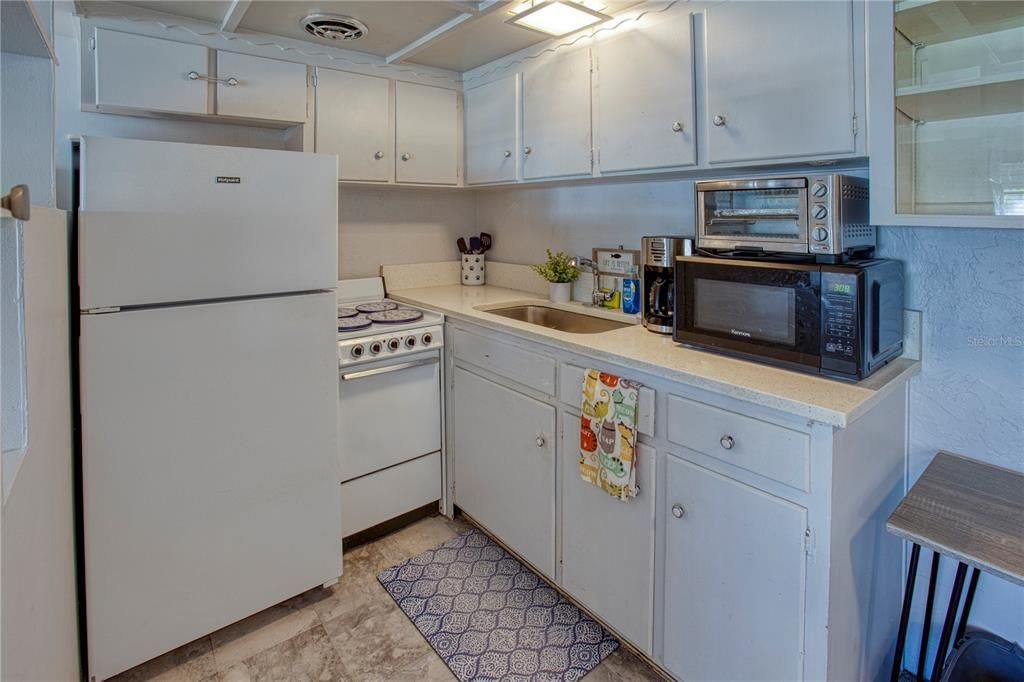 For Sale: $79,900 (1 beds, 1 baths, 562 Square Feet)