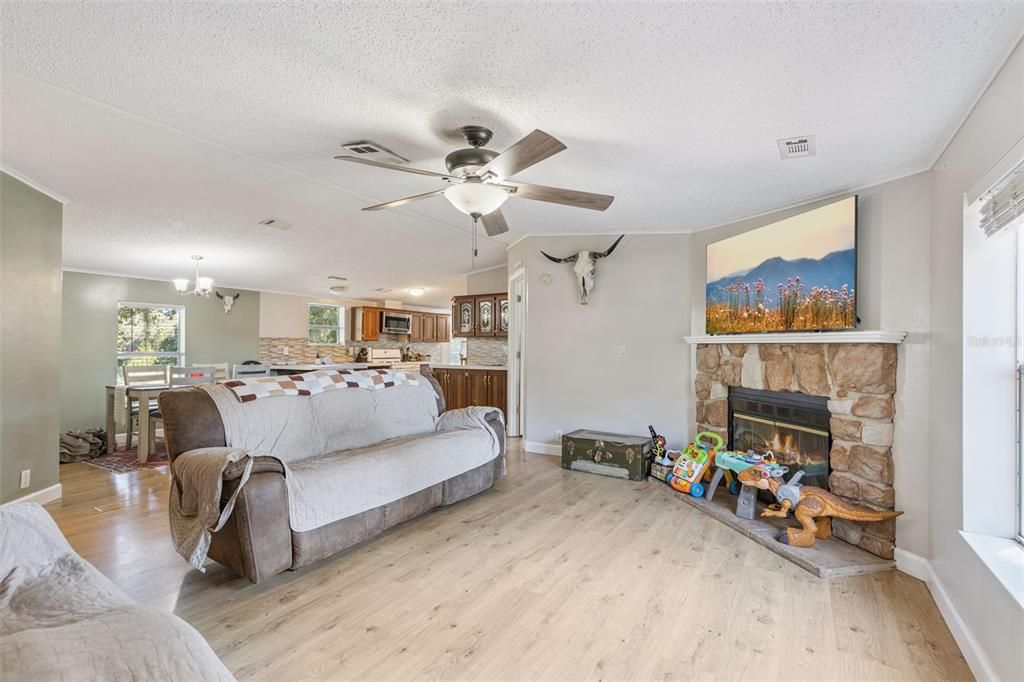 На продажу: $455,000 (3 спален, 2 ванн, 1296 Квадратных фут)