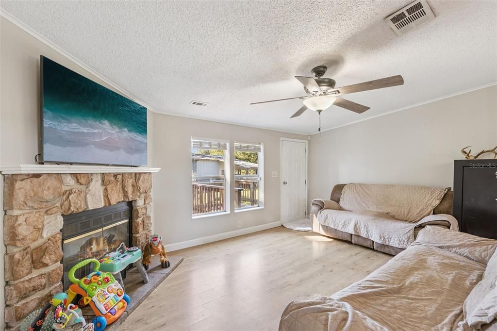 На продажу: $455,000 (3 спален, 2 ванн, 1296 Квадратных фут)