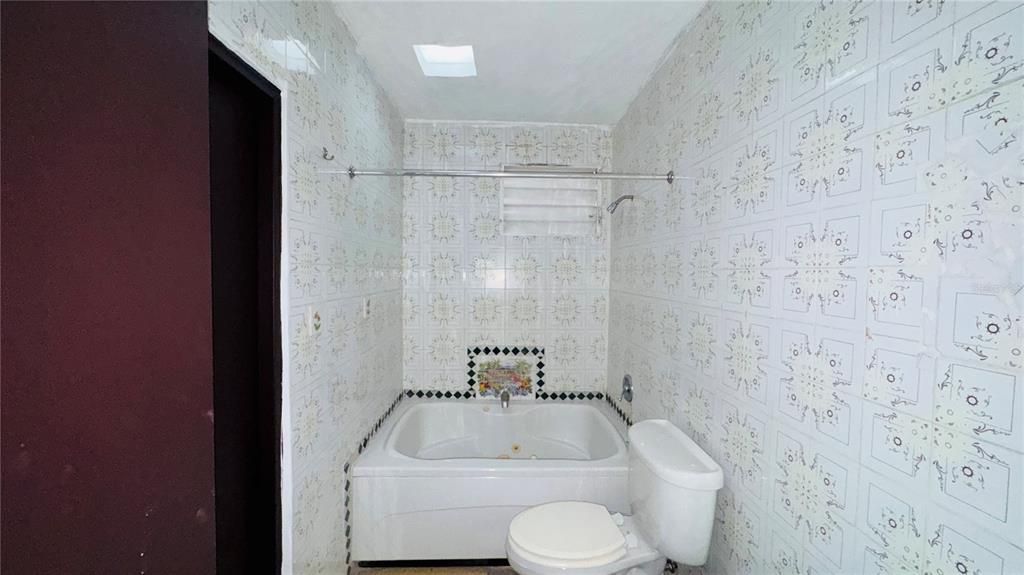 Active With Contract: $235,000 (3 beds, 2 baths, 1800 Square Feet)