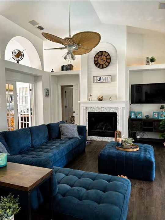 Activo con contrato: $798,000 (3 camas, 2 baños, 2221 Pies cuadrados)