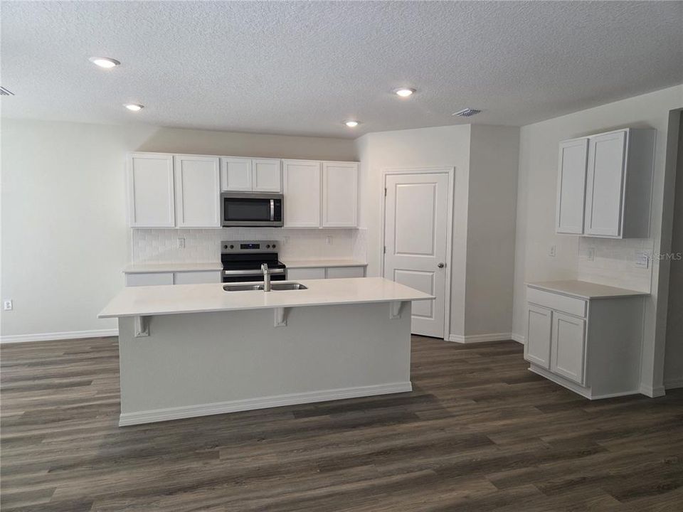 合同活跃: $389,990 (4 贝兹, 3 浴室, 2020 平方英尺)